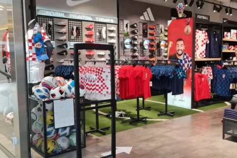 Najveće zvijezde Vatrenih razveselile mlade navijače druženjem i potpisima u trgovini Sport Vision