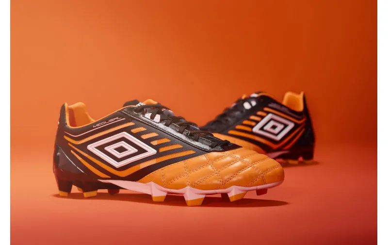 Novi model na nogometnom terenu - Umbro Medusae