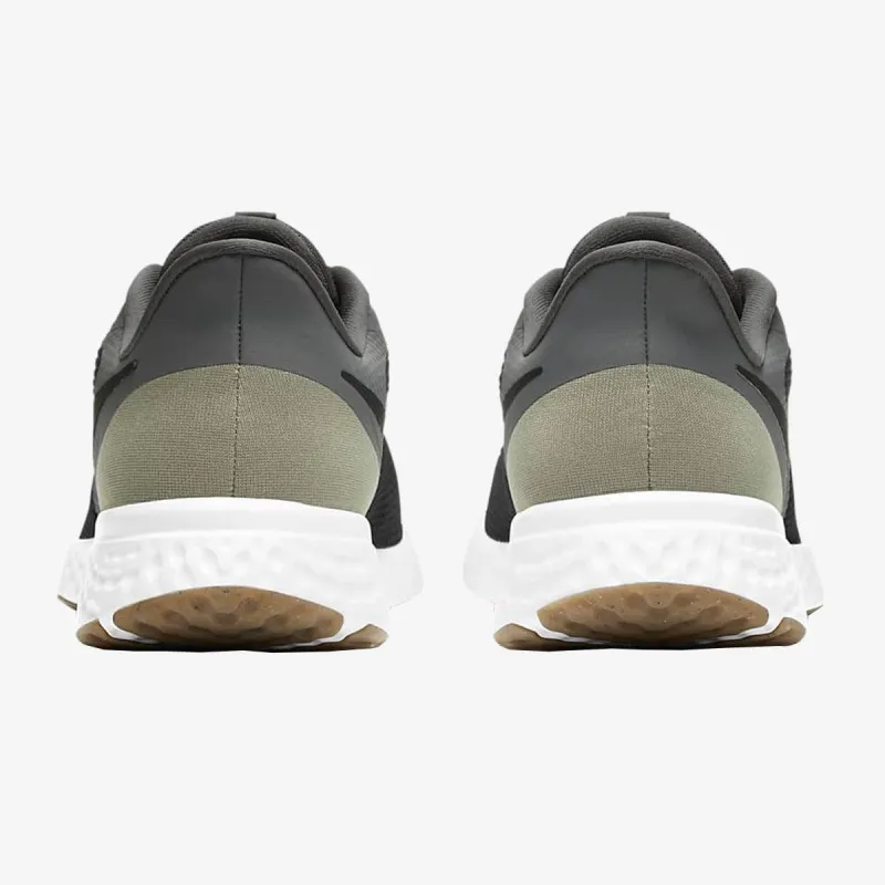 Nike REVOLUTION 5 