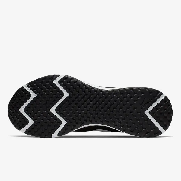 Nike REVOLUTION 5 