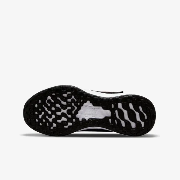 Nike Revolution 6 SE 