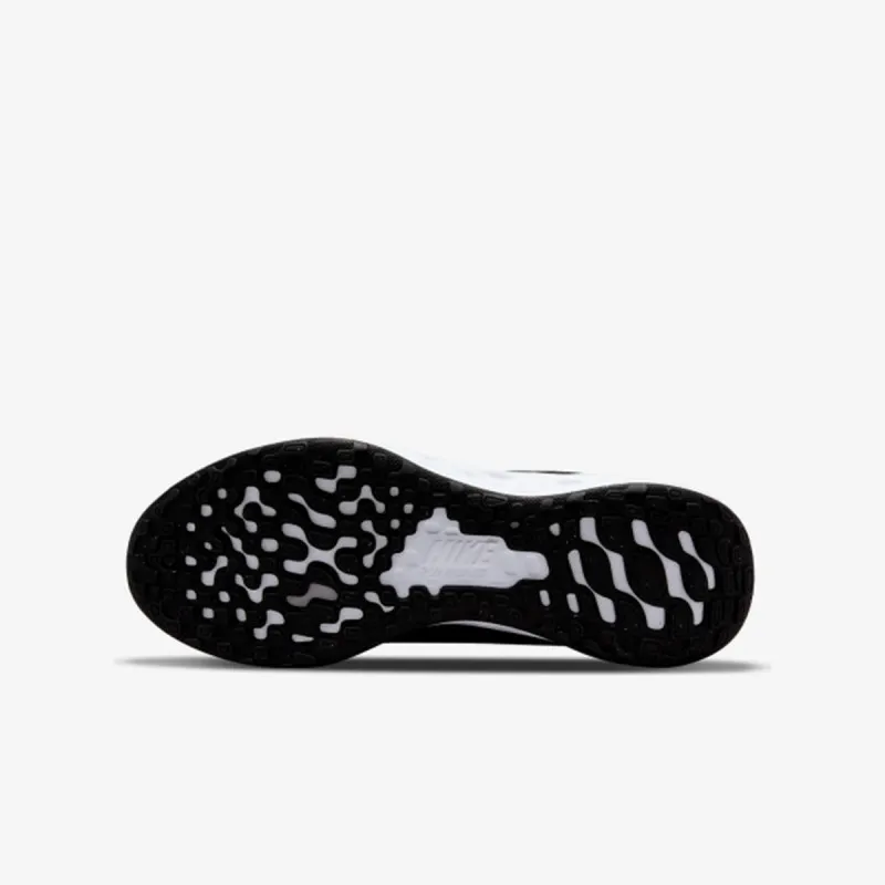 Nike Revolution 6 SE 
