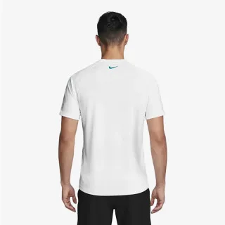 Nike Essential 