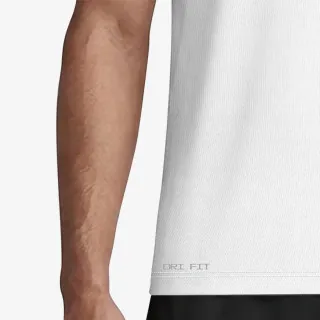 Nike Essential 