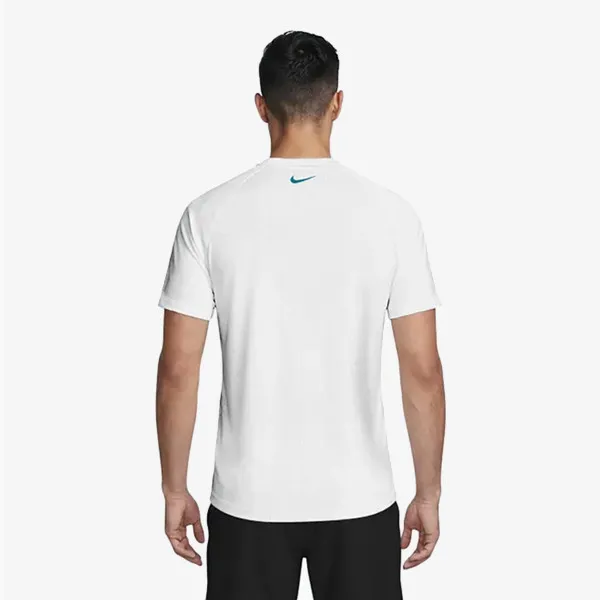 Nike Essential 