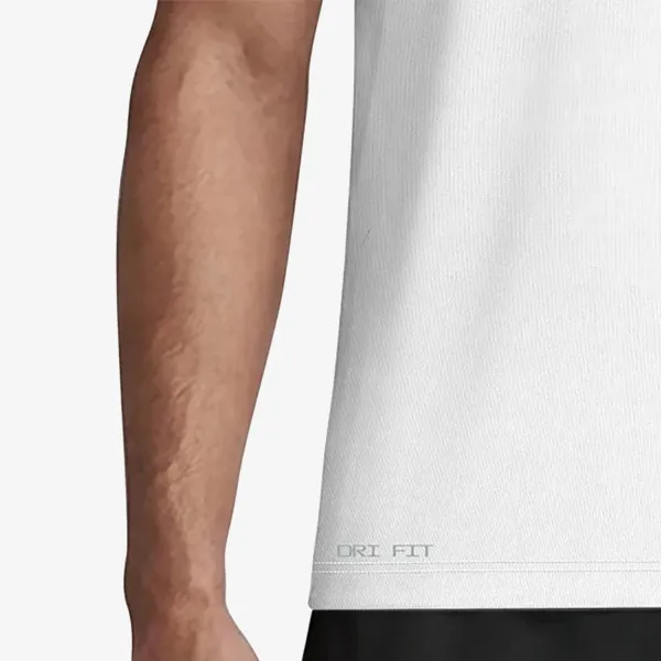 Nike Essential 