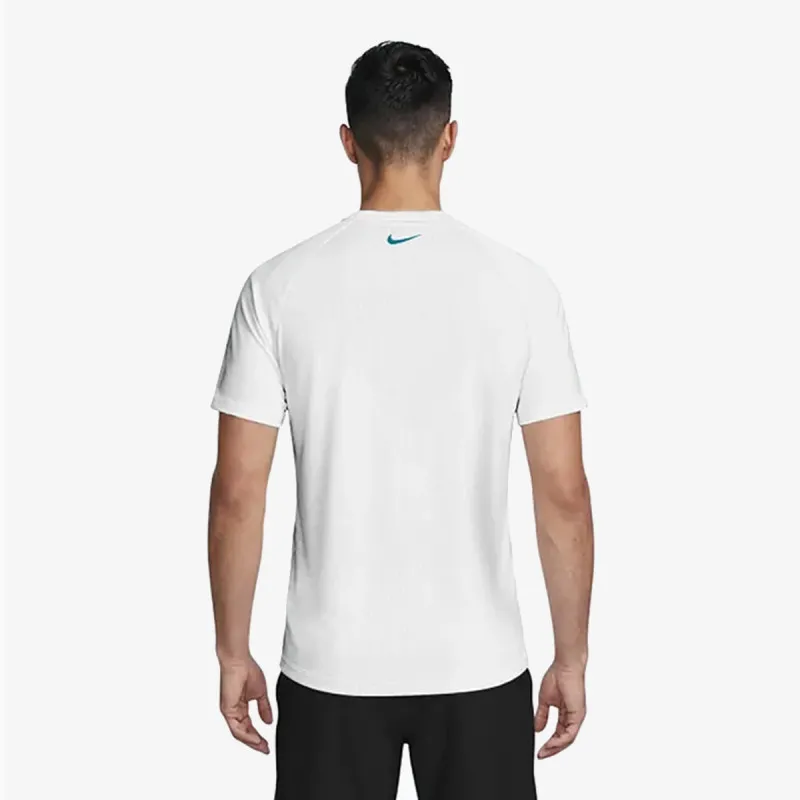 Nike Essential 