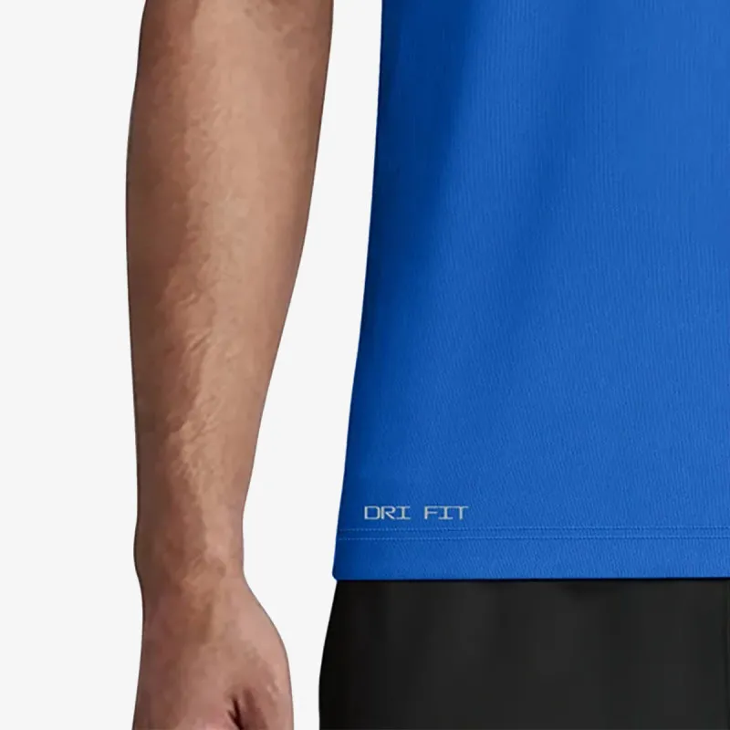 Nike Essential 