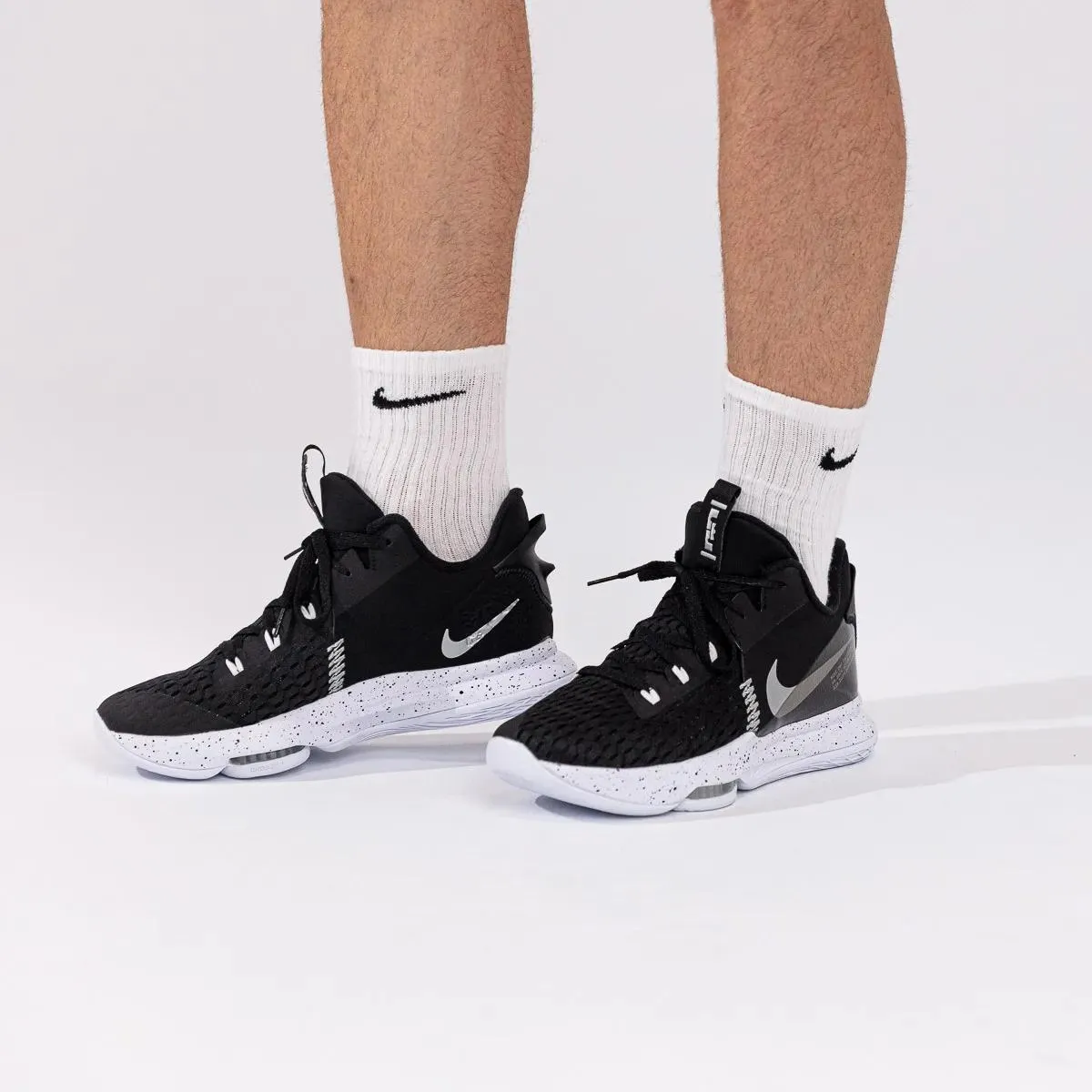 Nike Tenisice LeBron Witness 5 